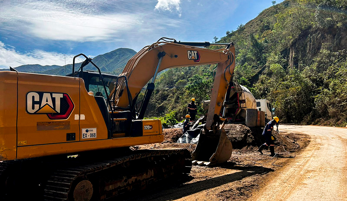 Fotografía de colaboradores del INVÍAS operando maquinaria pesada en las labores de estudios y diseños en la vía Ocaña - Cúcuta, en el sector El Tarrita.