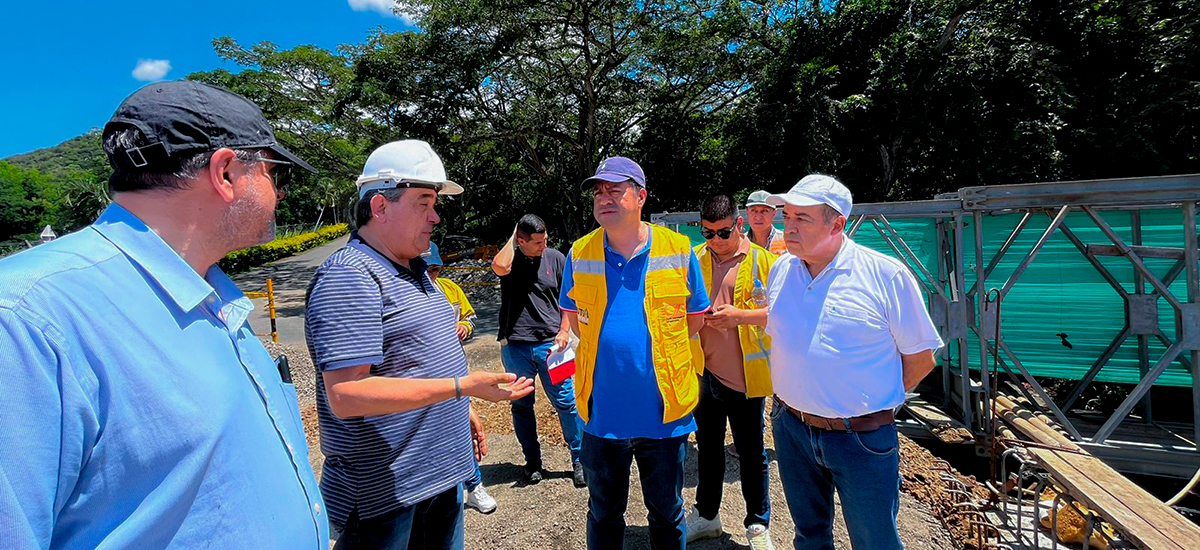 Fotografía del equipo técnico de Findeter, contratistas, interventoría y el secretario de infraestructura de la Gobernación del Valle del Cauca, Frank Ramírez, durante el recorrido por las obras que se ejecutan con el programa Vías del Samán.