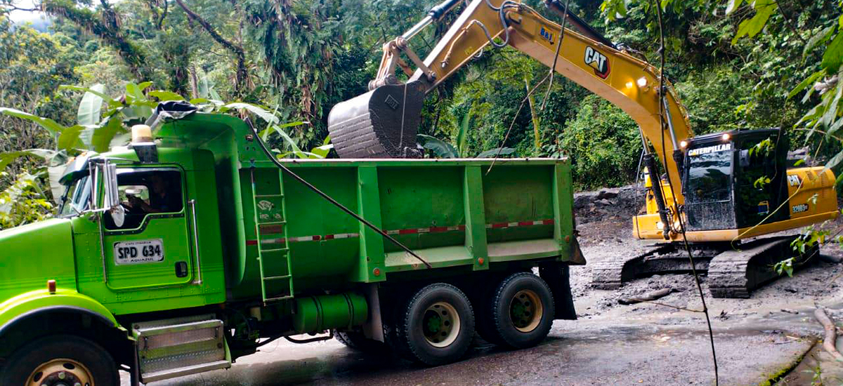 Fotografía del trabajo de colaboradores del INVÍAS operado con maquinaria pesada en el km104+200 donde se inicia el cargue de remoción de escombros del lado Aguazul, con disponibilidad de 11 volquetas.