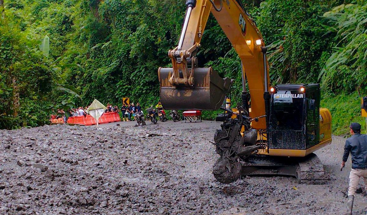 Fotografía del trabajo de colaboradores del INVÍAS operado con maquinaria pesada en el km104+200 donde se inicia el cargue de remoción de escombros del lado Aguazul, en la que termina la extraccion de las 4 motocicletas atrapadas en el sedimento.