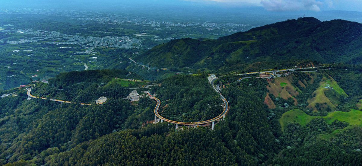 Fotografía aérea del majestuoso puente Yarumo Blanco que hace parte del corredor Cruce de la Cordillera Central.