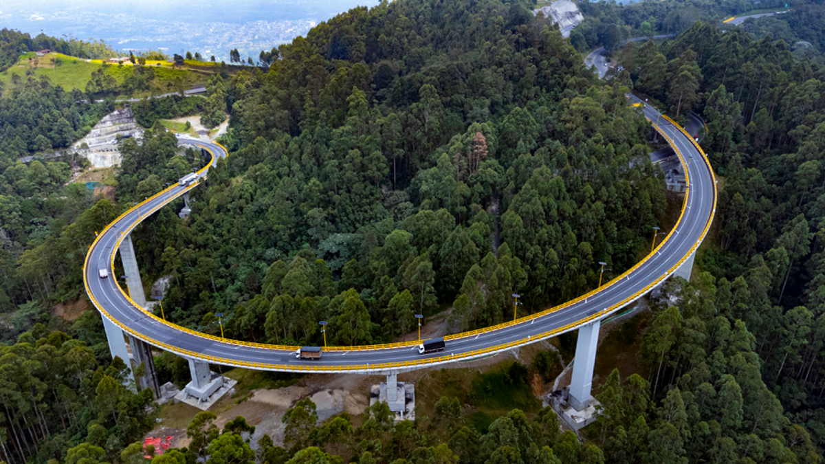 Fotografía aérea en primer plano del majestuoso puente Yarumo Blanco que hace parte del corredor Cruce de la Cordillera Central.