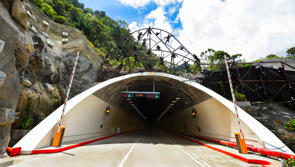 Fotografía de la entrada al túnel de La Línea que hace parte del Cruce de la Cordillera Central.