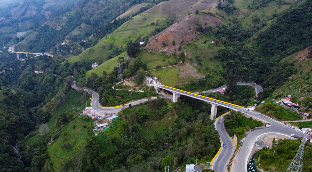 Fotografía aérea de la unión entre viaductos y túneles en el corredor Cruce de la Cordillera Central.