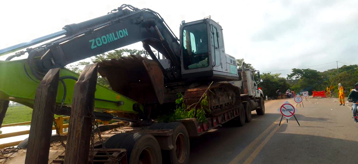Fotografía de maquinaria operada por colaborador del Invías en labores de rehabilitación sobre el puente Las Pozas, la vía Guayepo - Majagual.