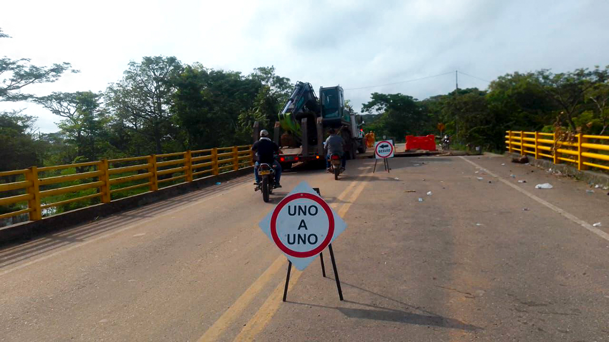 Fotografía del tránsito vehicular restringido sobre el puente Las Pozas, la vía Guayepo - Majagual.
