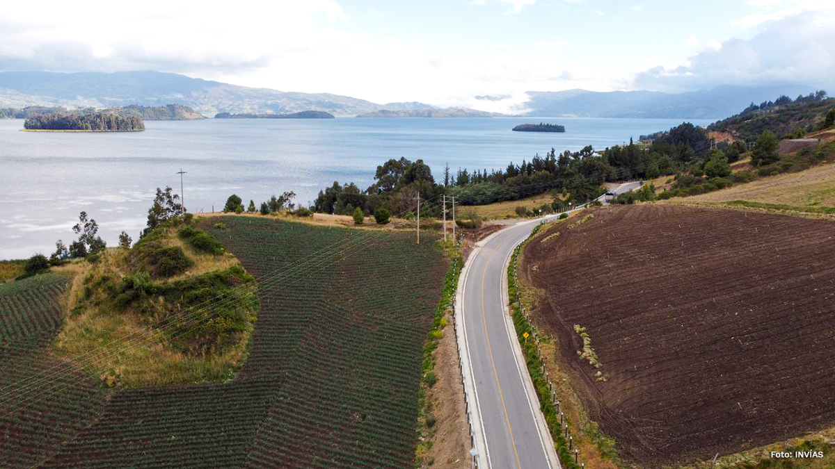 Fotografía aérea del anillo vial de Laguna de Tota.