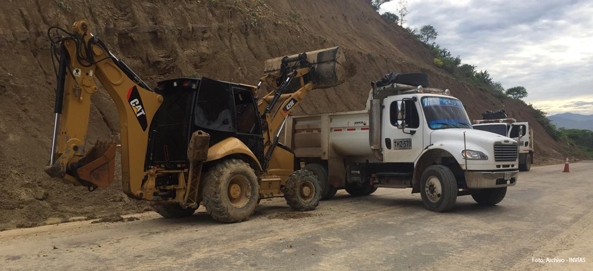 Fotografía de maquinaria en trabajos de atención de la emergencia.