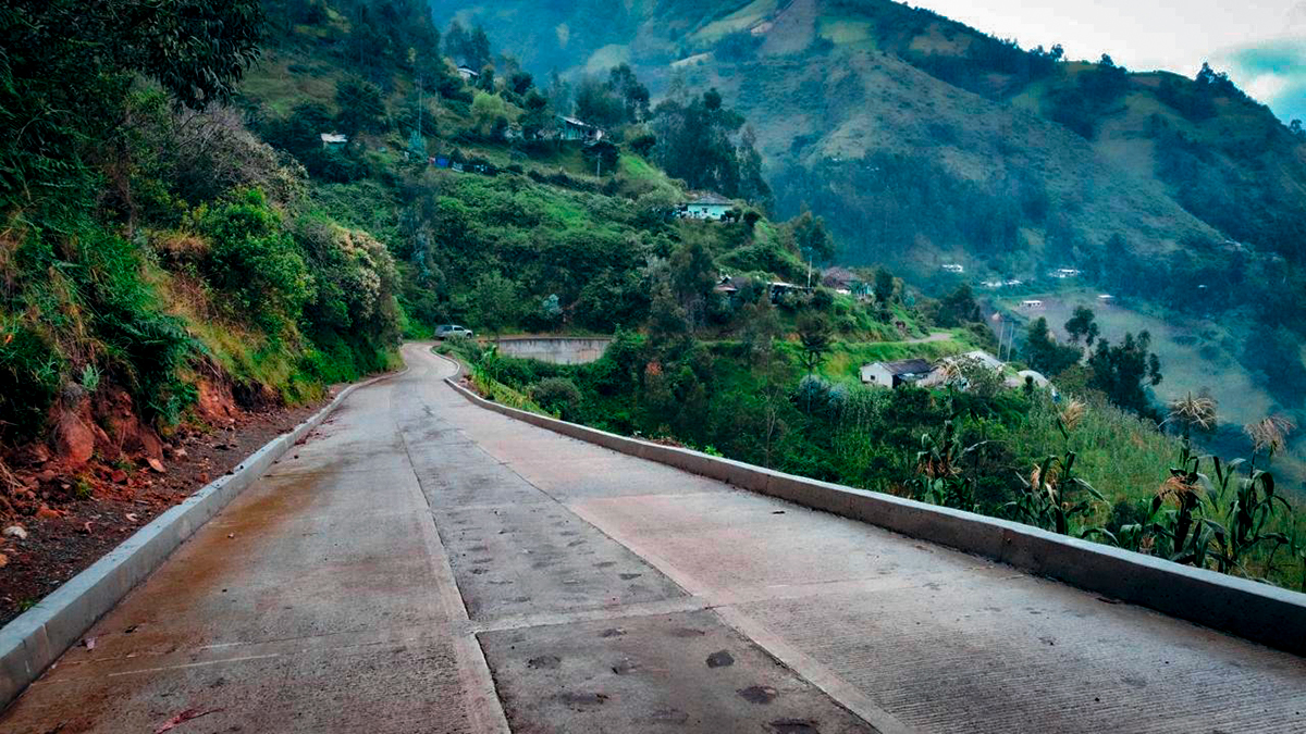 Fotografía de vía terciaria construída en el departamento de Nariño que hace parte del programa Caminos Comunitarios de la Paz Total.