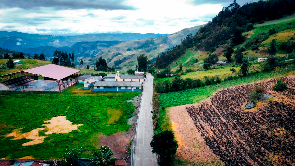 Fotografía aérea de vía terciaria construída en el departamento de Nariño que hace parte del programa Caminos Comunitarios de la Paz Total.