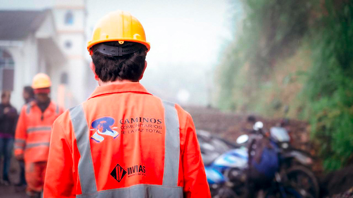 Fotografía de espaldas de colaborador del Invías que participó en las obras de vías terciarias construídas en el departamento de Nariño que hacen parte del programa Caminos Comunitarios de la Paz Total.