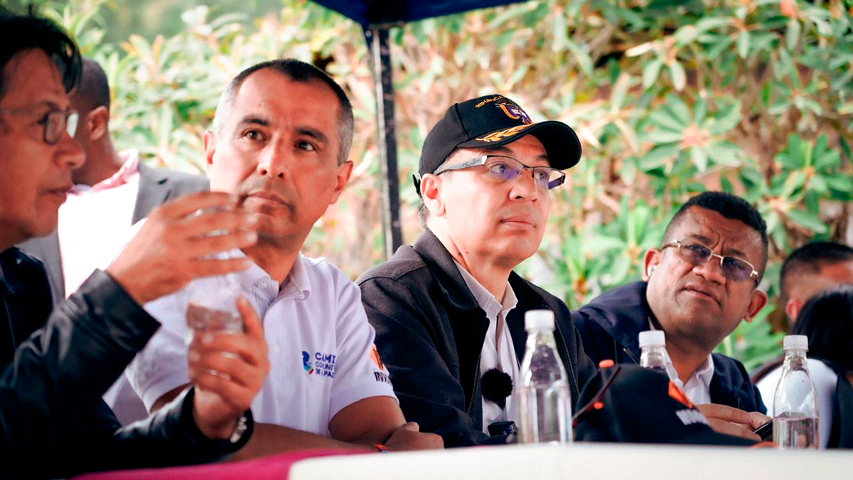 Fotografía del ministro de Transporte, William Camargo Triana y el subdirector general del Invías, Juan Carlos Montenegro Arjona durante su reunión con alcaldes, presidentes de las Juntas de Acción Comunal de Nariño y la comunidad del departamento de Nariño para inaugurar dos obras viales en la malla vial rural, intervenidas por el programa Caminos Comunitarios de la Paz Total.
